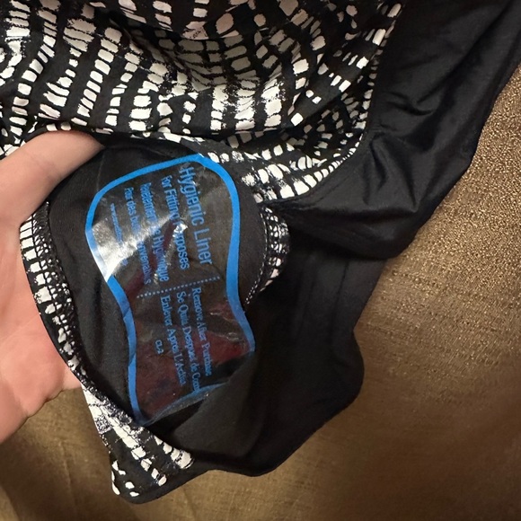 NWT Calvin Klein Women's Full Coverage Pleated Panel One Piece Swimsuit Size 16 - Picture 4 of 7